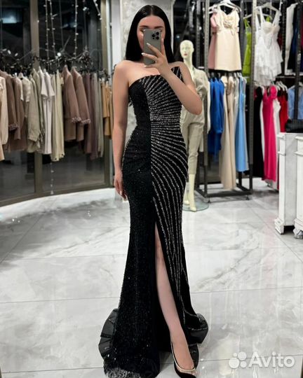 Вечернее платье с отделкой из камня и разрезом