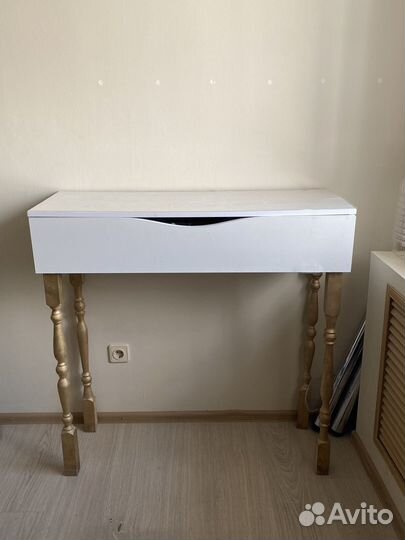 Гримерный стол с зеркалом и стулом