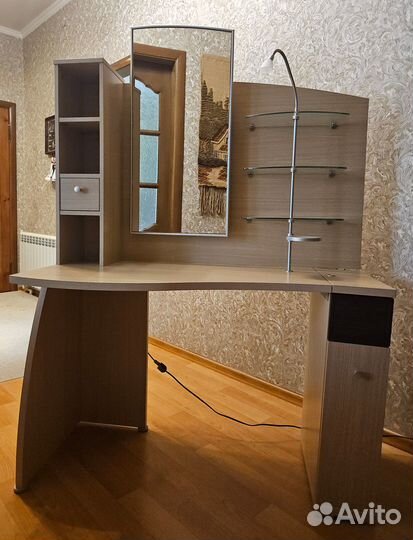 Стол для макияжа