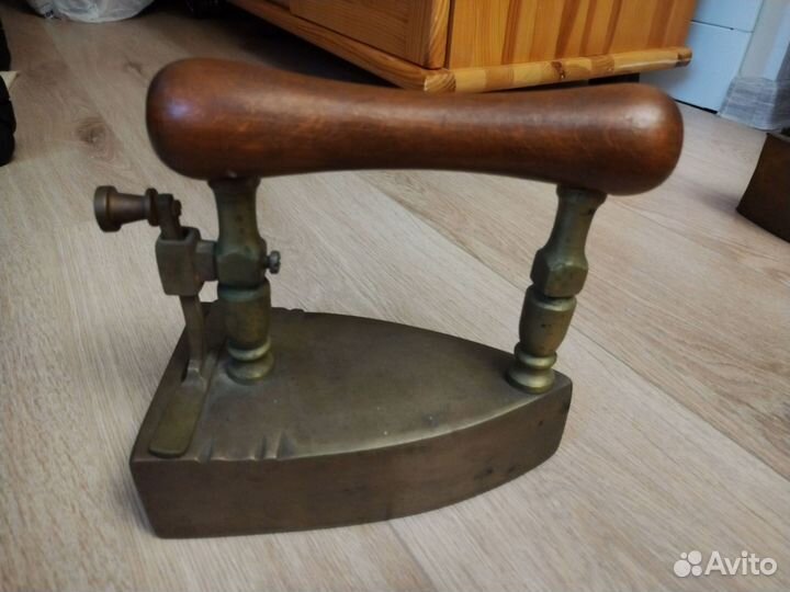 Старинный угольный утюг