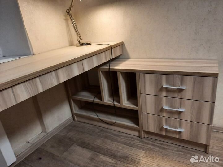 Детская рабочая зона у окна