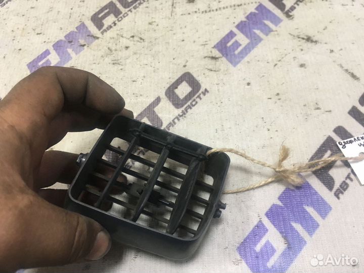 Дефлектор воздушный центр. правый Хендай Акцент 2