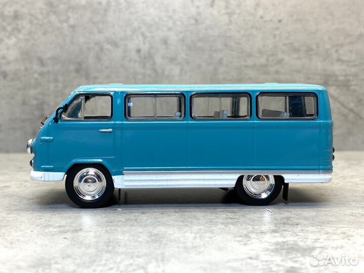 Коллекционная модель раф-977дм 1:43 DeA