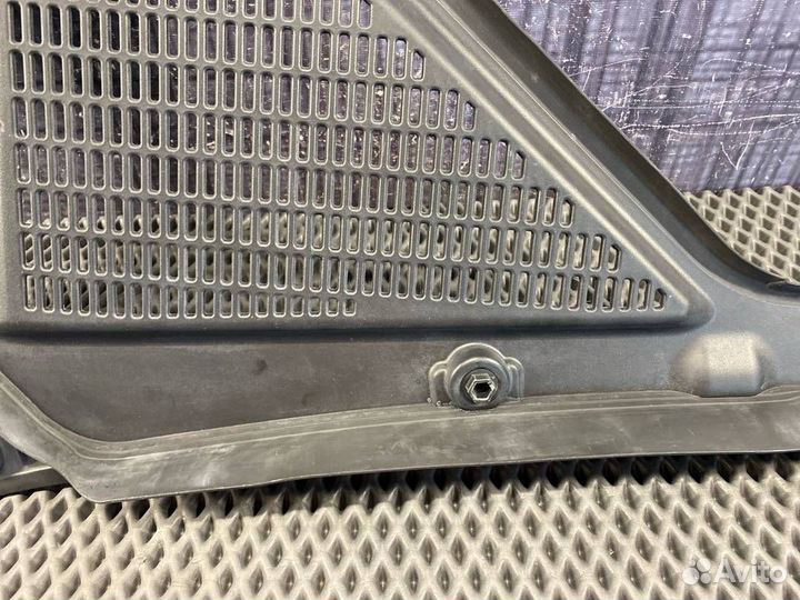 Решетка под лобовое стекло левая Bmw X5 E70 N52