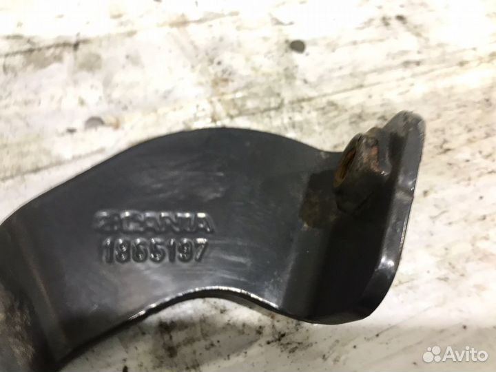 1865197 Кронштейн переднего бампера правый Scania