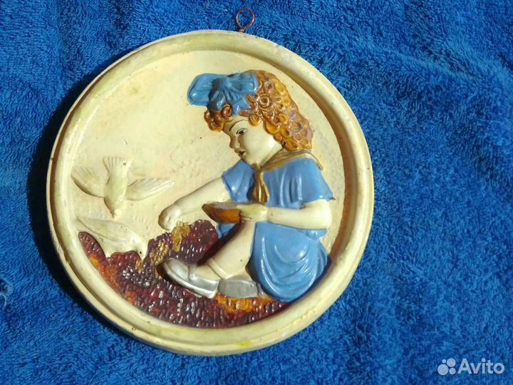 Гипсовое панно девочка кормящая голубей Германия