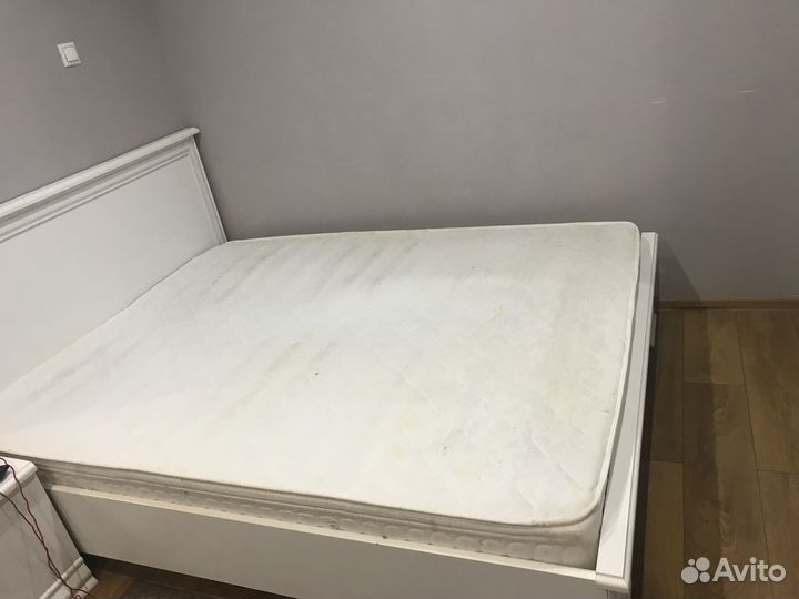 Матрас белый для кровати б/у