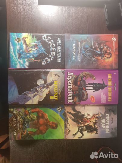 Продаю разные книги детективы,фантастику