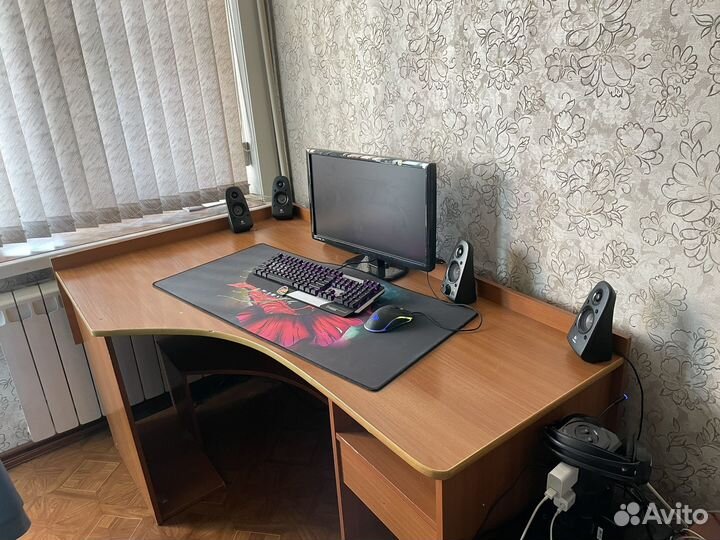 Компьютерный стол