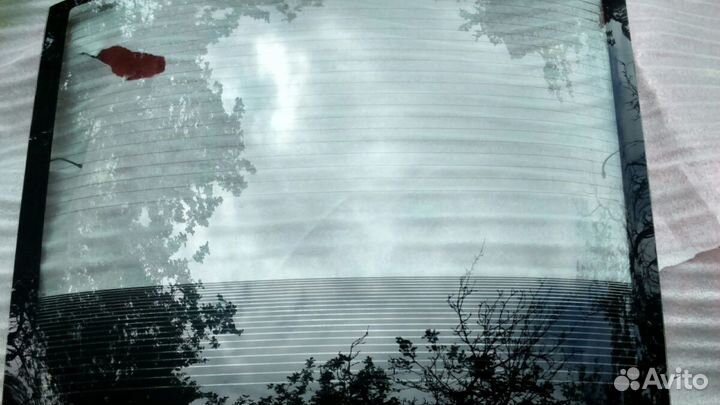 Задние стекло без царапин состояние нового