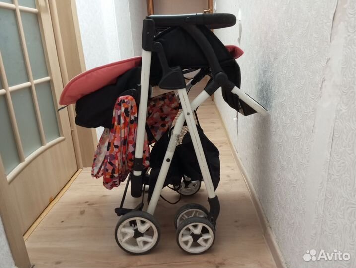 Прогулочная коляска для девочки