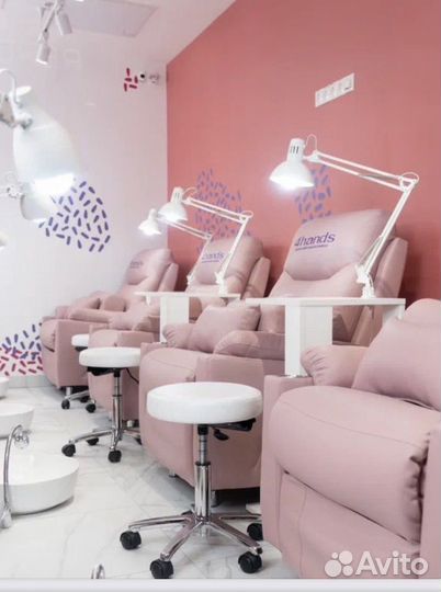 Модель на маникюр с покрытием гель-лак