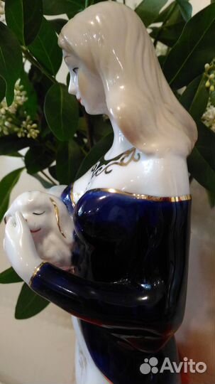 Статуэтка Фарфор. Дама с собачкой