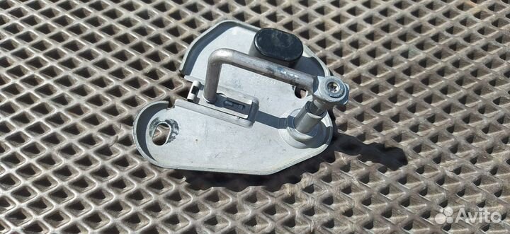 Крюк замка капота Skoda Kodiaq 565823185