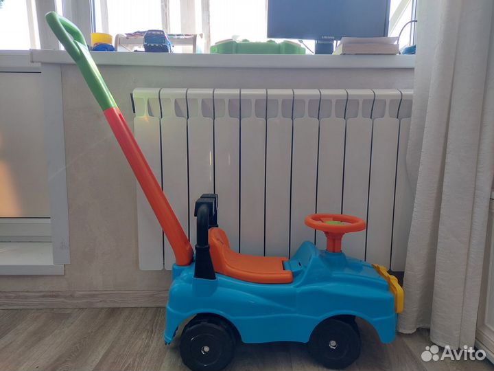 Детская машина каталка с ручкой