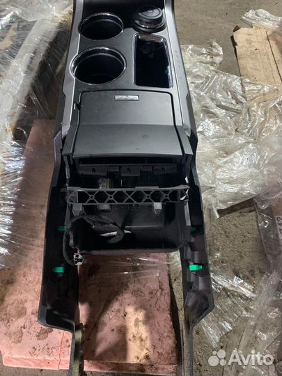 Центральная консоль (подлокотник) Ford Explorer 5