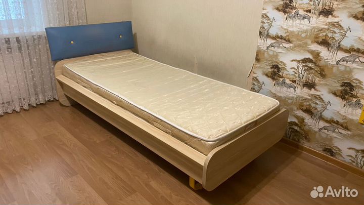 Письменный стол, кровать, тумба, навесная полка