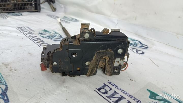 Замок двери задней правой Skoda Roomster I (2006—2010)