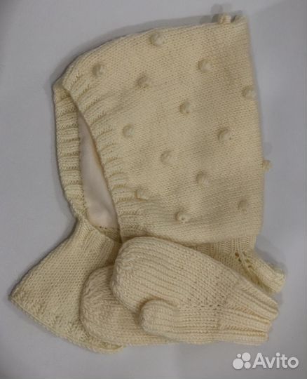 Вязаный коплект шапочки, варежки, манишка