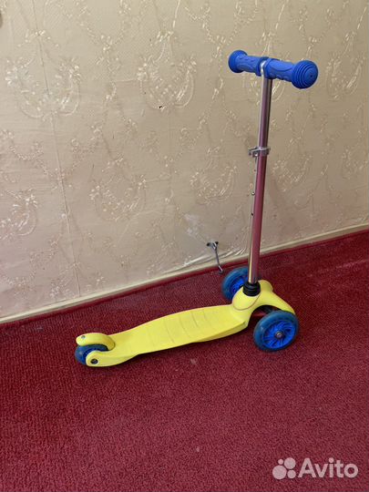Самокат трехколесный