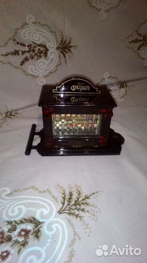 Музыкальная механическая шкатулка