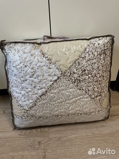 Покрывало на кроватьс наволочками