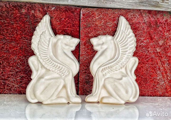 Статуэтка барельеф Грифон