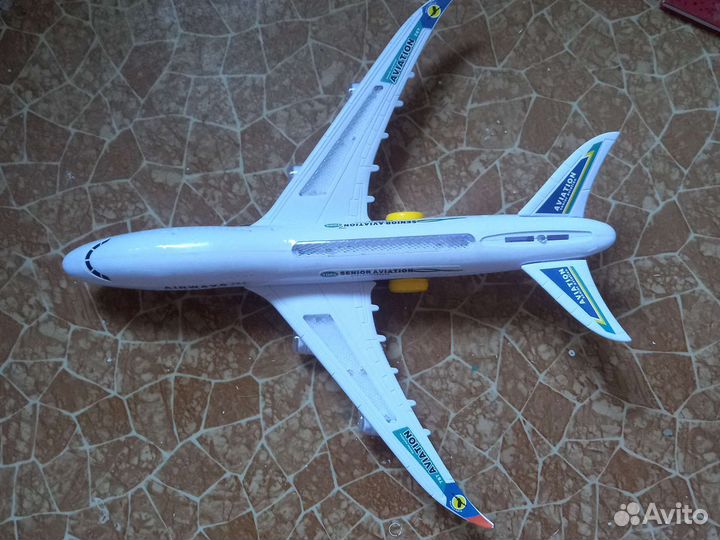 Самолет игрушка