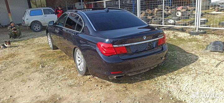 В разборе BMW 750 F01 F02, двигатель N63