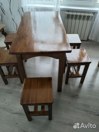 Стол и табуретки