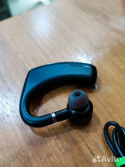 Bluetooth гарнитура в ухо