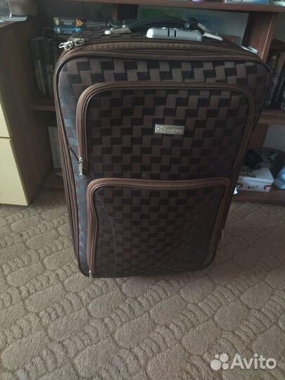 Чемодан с вещами