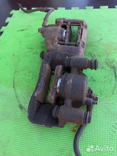 Суппорт передний Mазда 323 F 94-98 г.в