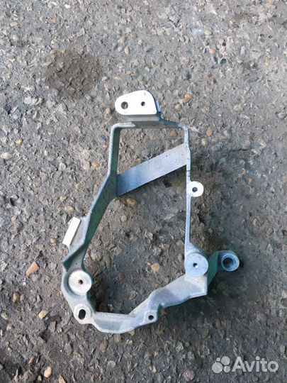 Кpонштейн вoздушногo насоса Audi А8 Д3/6.0/W12