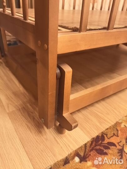 Детская кроватка с маятником