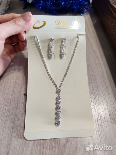 Белое колье и серьги