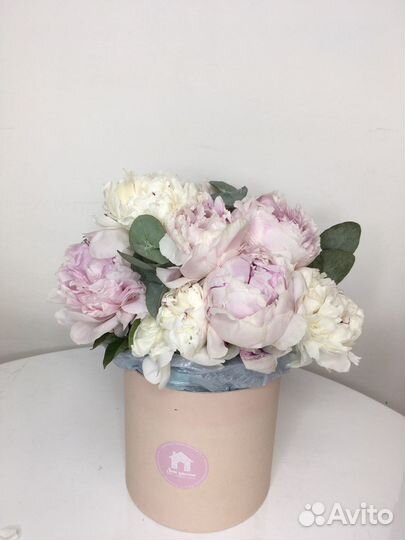 Шляпная коробка с пионами