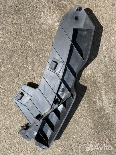 Кронштейн крепления фары правый 30796388 Volvo V70