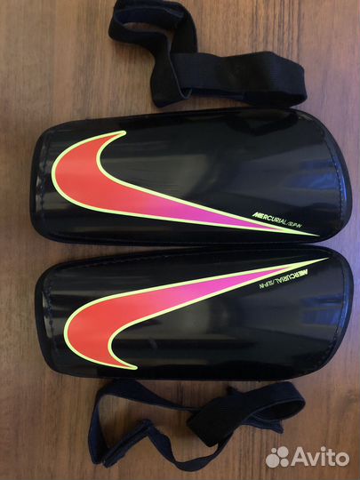 Футбольные щитки Nike