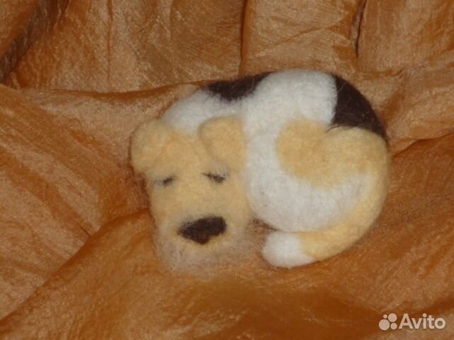 Брошь, спящий щенок