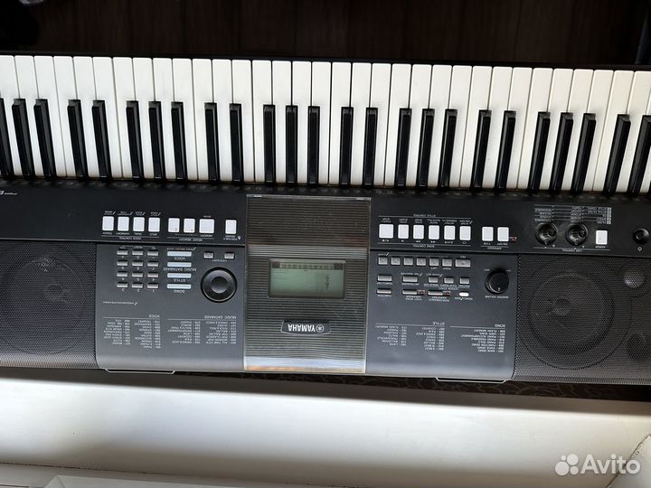Продам синтезатор yamaha PSR-E423 на подставке