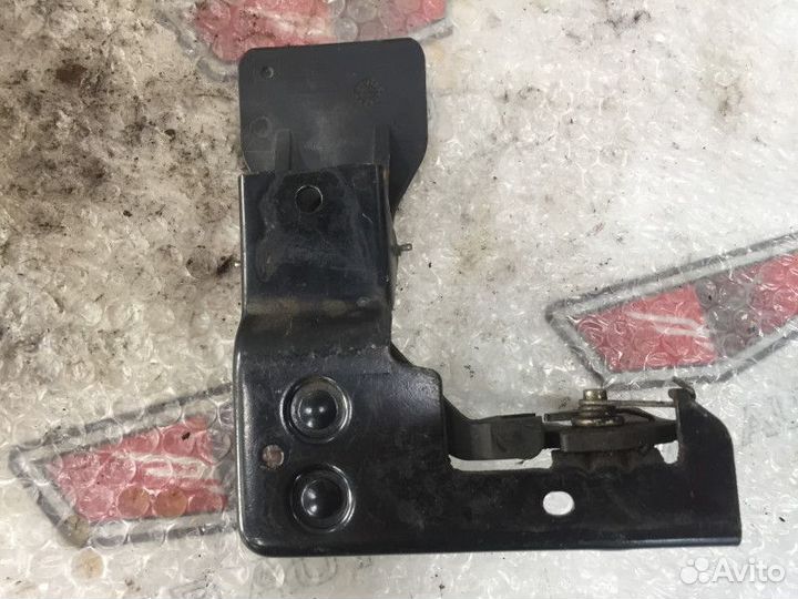 Крючок капота Ауди A3 8P