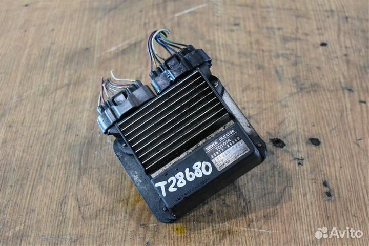 Блок управления впрыском Toyota Avensis универсал