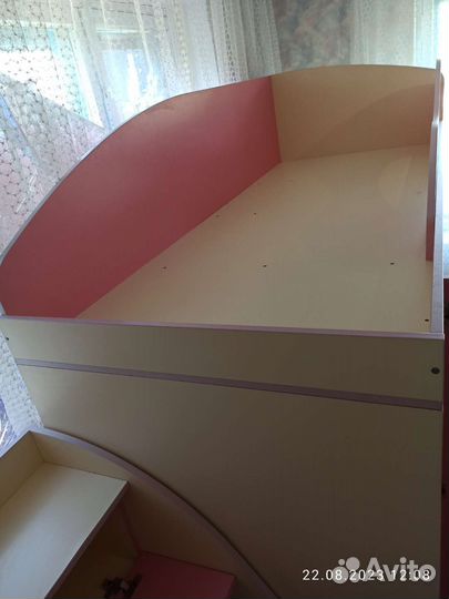 Детская кровать чердак со столом и шкафом бу