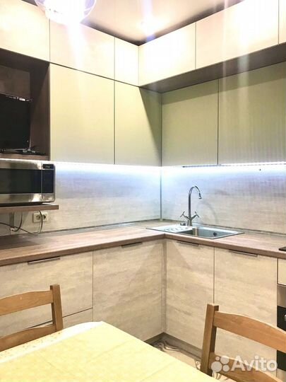 Угловой кухонный гарнитур современный