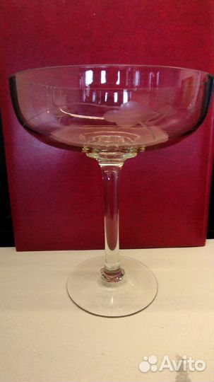 Вазочка на высокой ножке стекло. резьба. винтаж