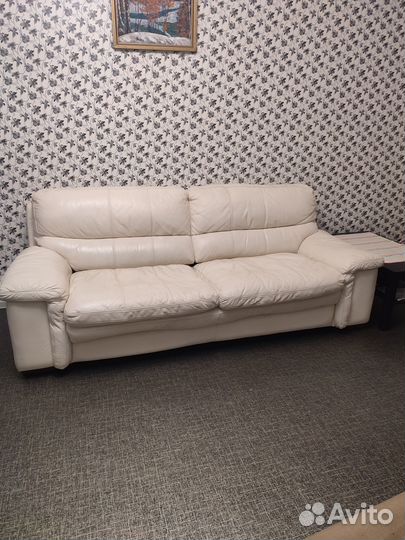 Бежевый кожаный диван бу