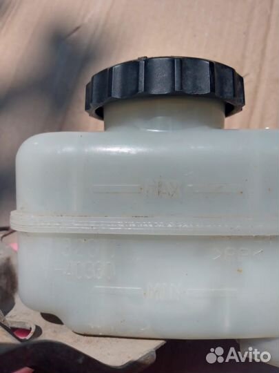 Бачок тормозной жидкости Toyota Wish