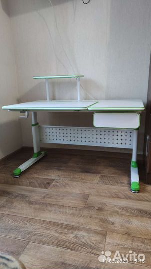 Растущая парта (письменный стол) и стул (кресло)