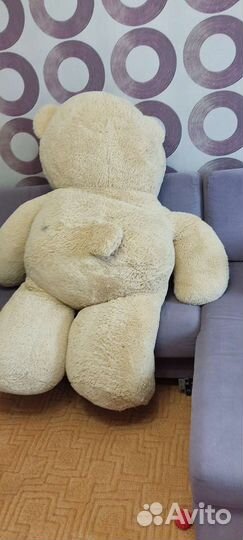 Большой плюшевый медведь